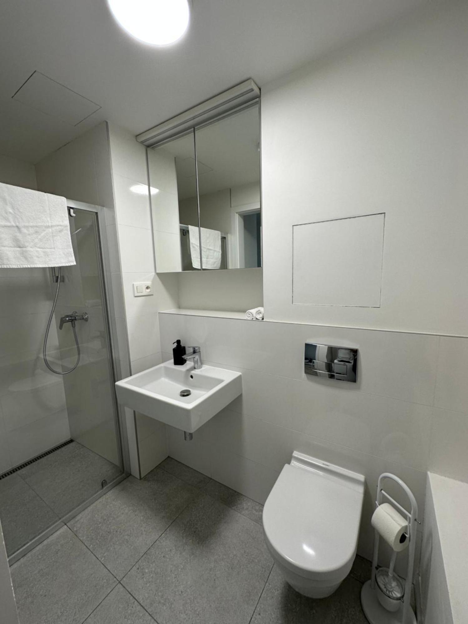 Ein Park Apartment With Free Parking Bratislava Exteriör bild